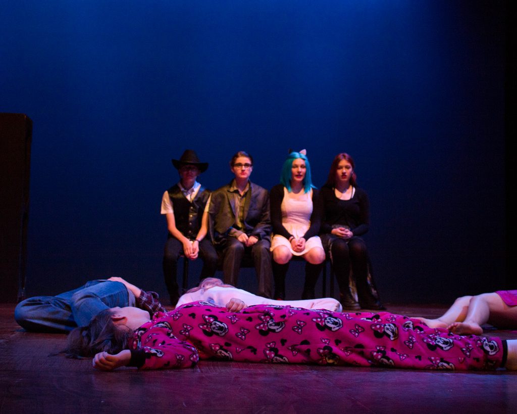 Cours ados pour travailler à la confiance en soit, la diction avec plaisir et amusement, cours donné au théâtre de l'iris avec équipe pédagogiques